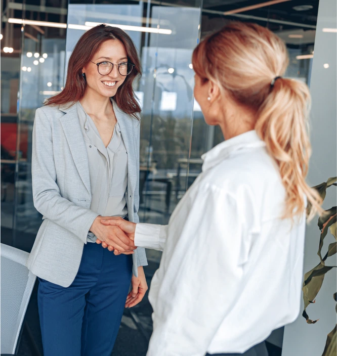 sales management recruiter shaking hands with the new sales leader