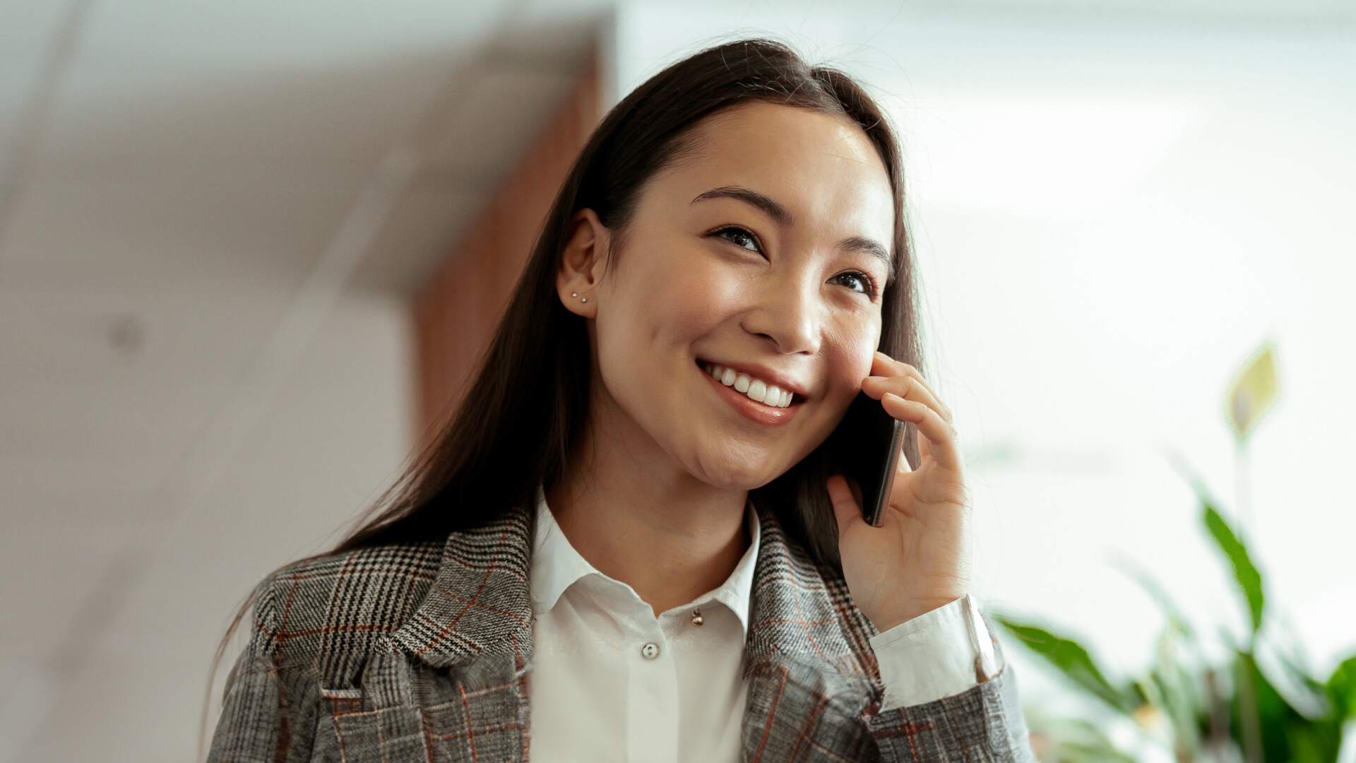 Inside sales recruiter talking on the phone with candidate.