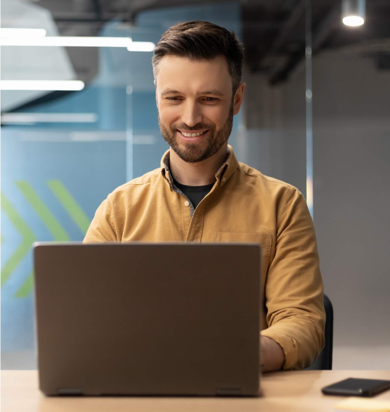 total rewards recruitment professional looking up from his laptop to a client sitting at the table with him